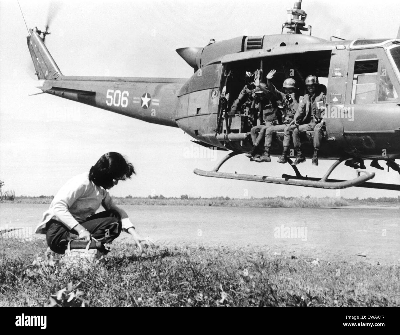 Vietnam Krieg, vietnamesische Soldaten aus der 9. ARVN-Division-Welle, sie verlassen das Dorf von Cai Be, Vietnam, 04.12.72. Stockfoto