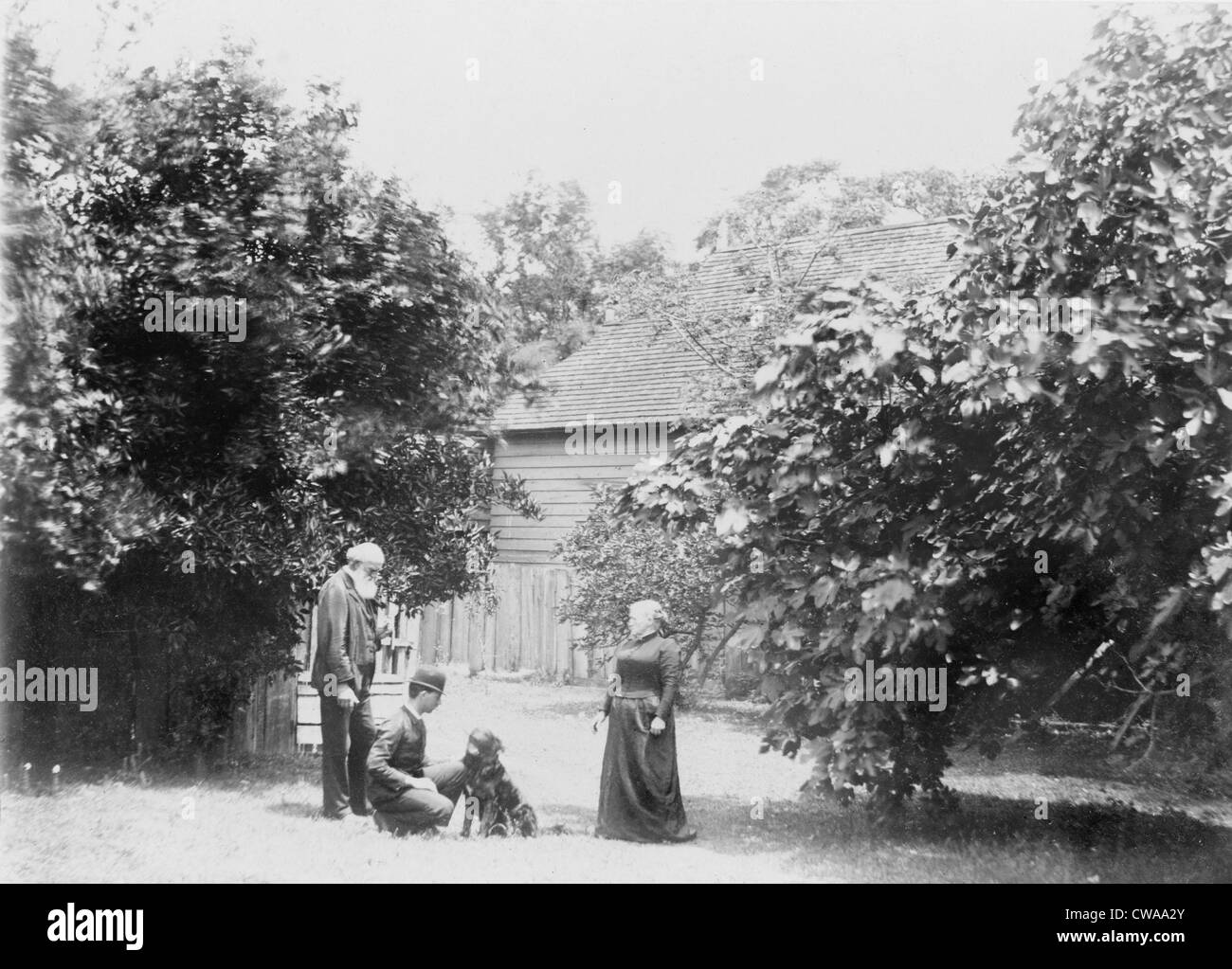 Leo Tolstoy (1828-1910) russische Schriftsteller, mit seiner Frau (Sof'ia Andrejewna 1844-1919) Sohn und Hund, ca. 1880. Stockfoto