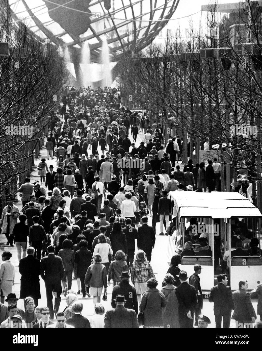 Weltausstellung, New York City, 21.04.65. Unisphere im Hintergrund... Höflichkeit: CSU Archive / Everett Collection Stockfoto