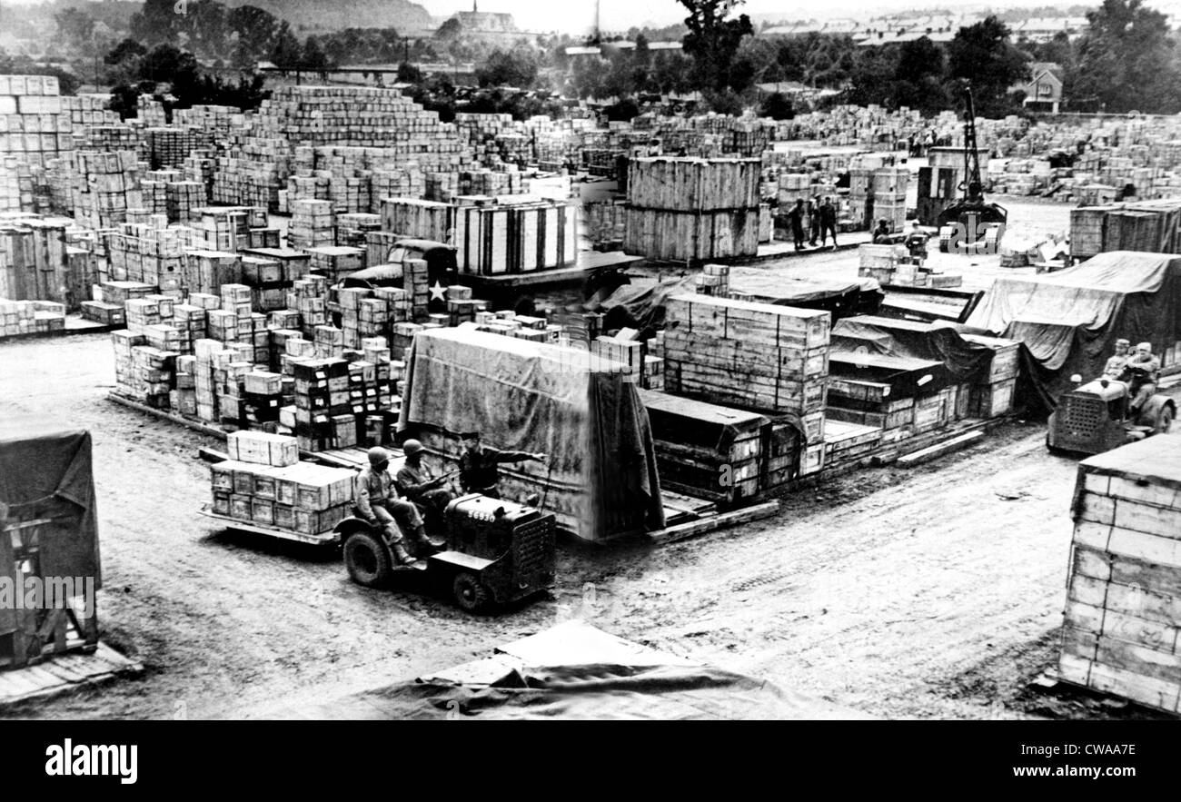 Der zweite Weltkrieg, Normandie Lieferungen, ca. 1944. Höflichkeit: CSU Archive / Everett Collection Stockfoto
