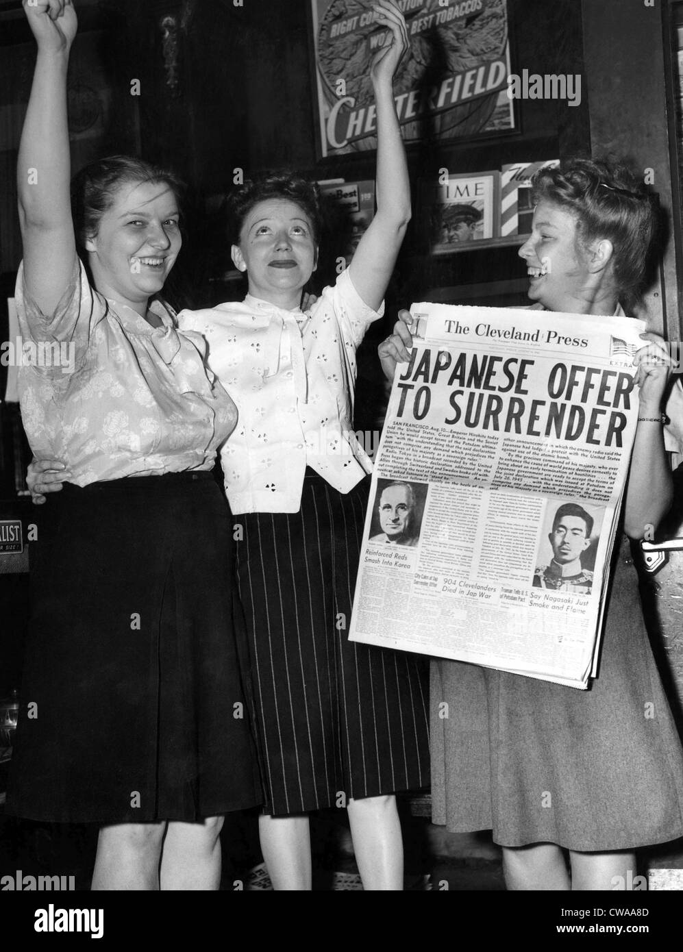 Frauen in Ohio VJ Day und das bevorstehende Ende des zweiten Weltkriegs zu feiern. Die Cleveland Press Schlagzeile liest "japanische anzubieten Stockfoto