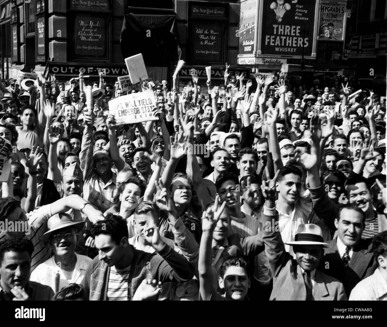 New Yorker VJ Day und die Aussicht auf ein Ende des zweiten Weltkriegs, Times Square zu feiern. Die Schlagzeile lautet: "Japs Stockfoto