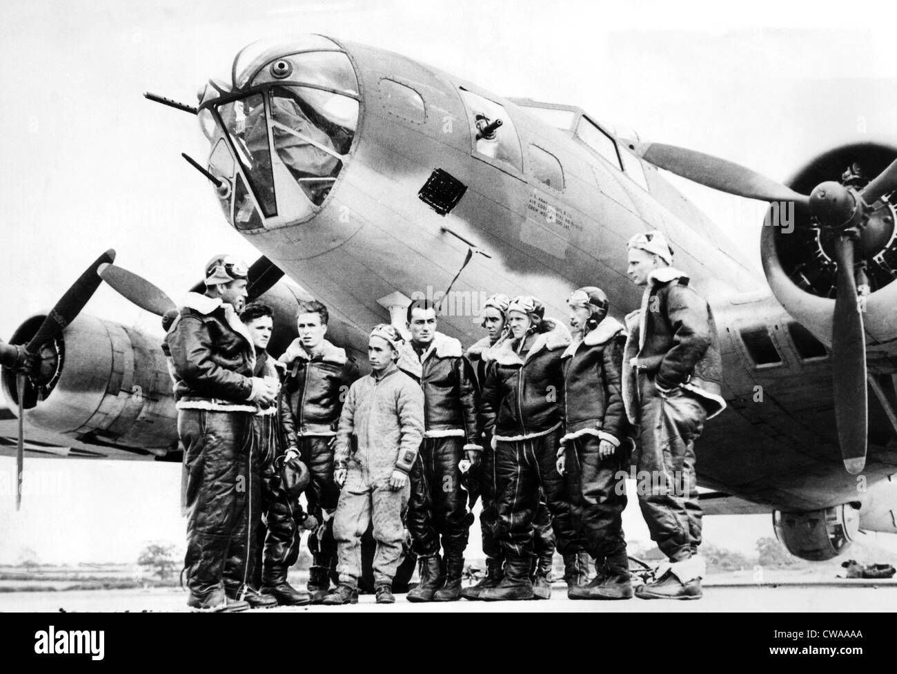 Zweiter Weltkrieg: US-Soldaten an einer Bomber-Befehl-Station in England vor dem Start auf eine Bombardierung Mission, August 1942... Stockfoto Zweiter Weltkrieg: US-Soldaten an einer Bomber-Befehl-Station in England vor dem Start auf eine Bombardierung Mission, August 1942... Stockfoto