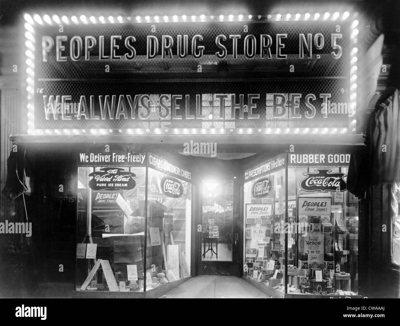 Elektrisches Licht und Markennamen werben die Menschen Drogerie auf 8. & H Straßen, N.E., Washington, D.C. im Jahre 1920. Stockfoto