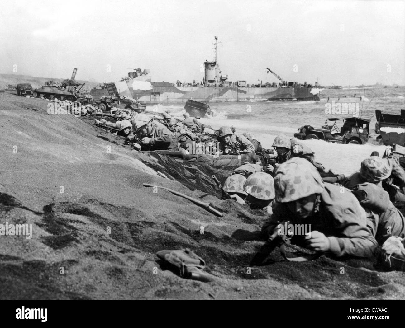 IWO JIMA--festgenagelt Marines der vierten Division durch feindliches Feuer wie sie den Strand auf Iwo Jima am d-Day. 27.02.45... Stockfoto