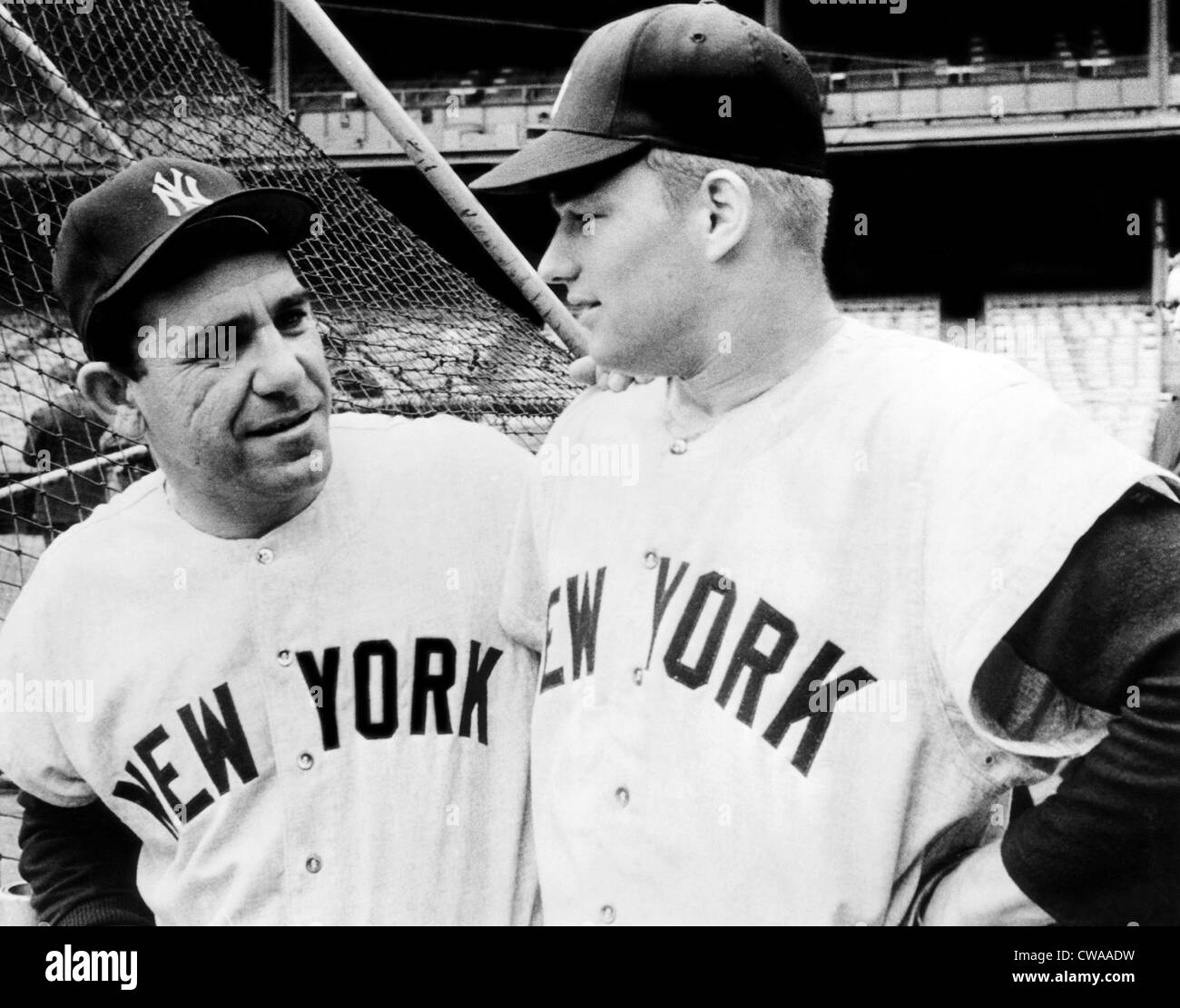 Yankees Manager Yogi Berra und Jim Bouton, 1964. Höflichkeit: CSU Archive/Everett Collection Stockfoto