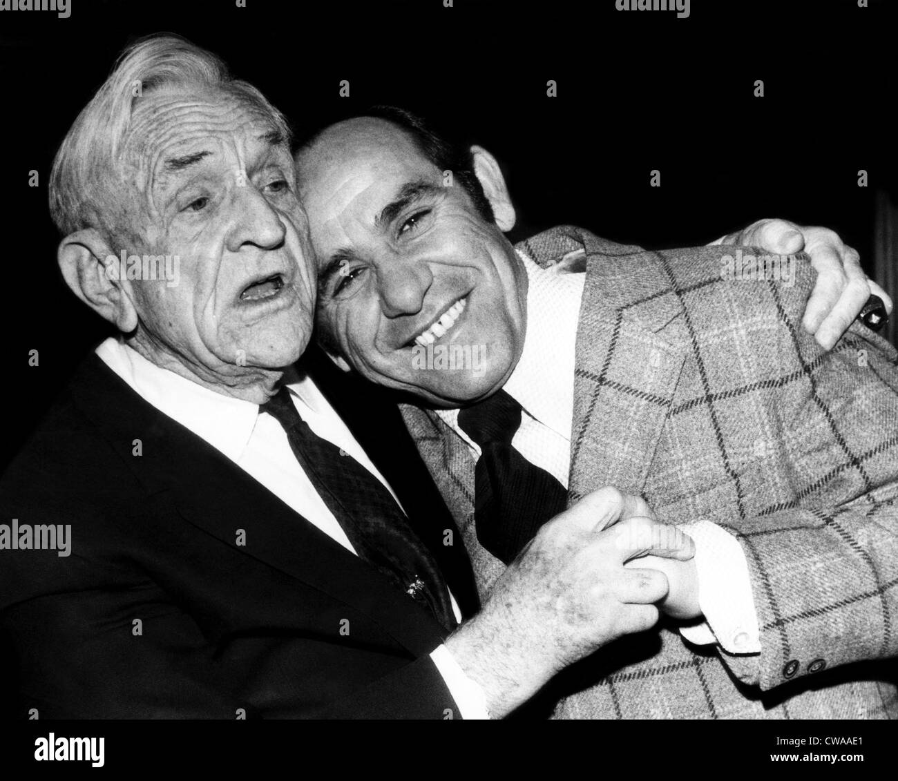 Casey Stengel und Yogi Berra, 1972. Höflichkeit: CSU Archive/Everett Collection Stockfoto