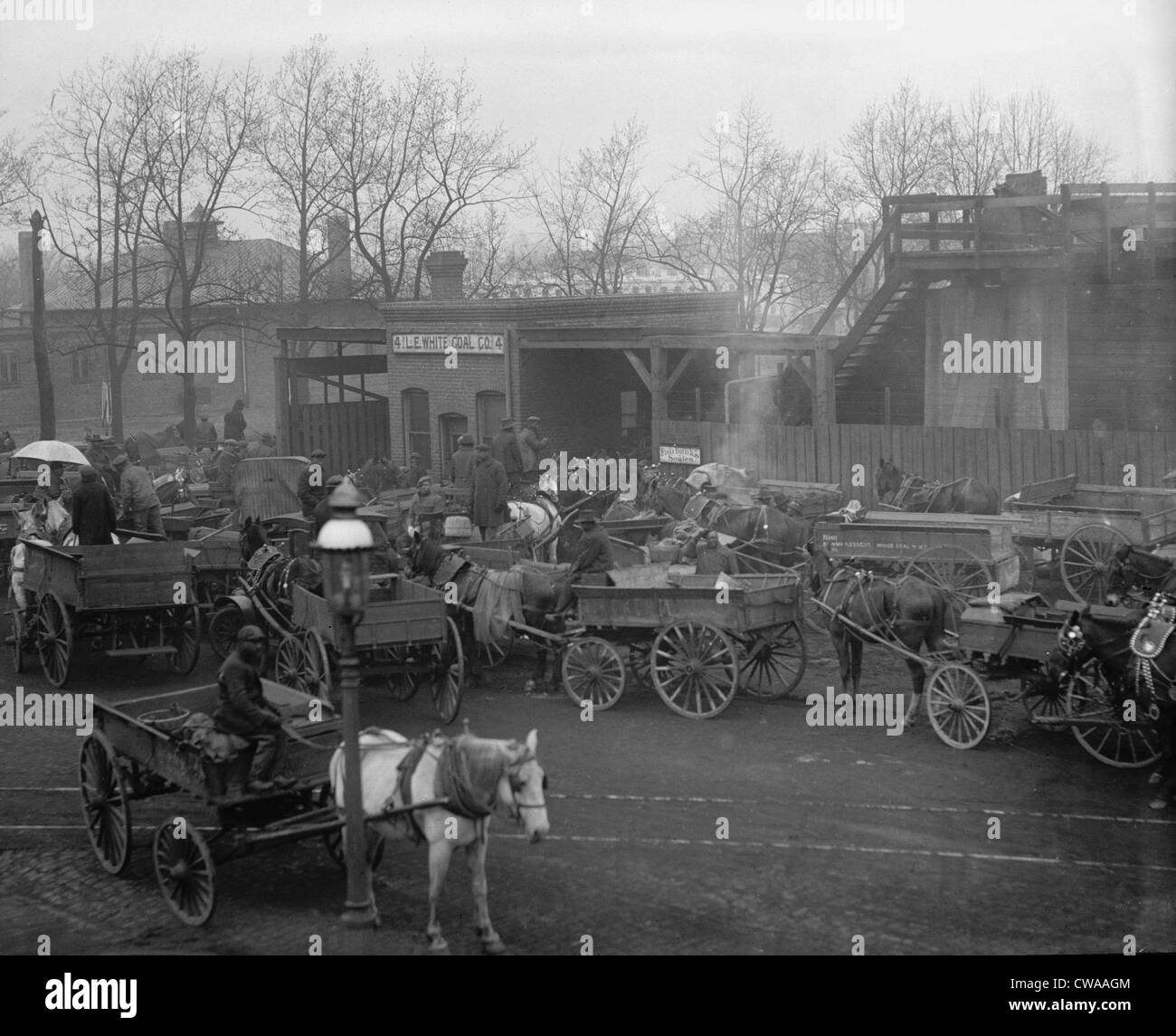 African American Teamsters Line-up mit ihren Wagen auf der Washington, D.C. Kohle Werft im Jahre 1922, Kohle für Hauptheizung zu laden. Stockfoto