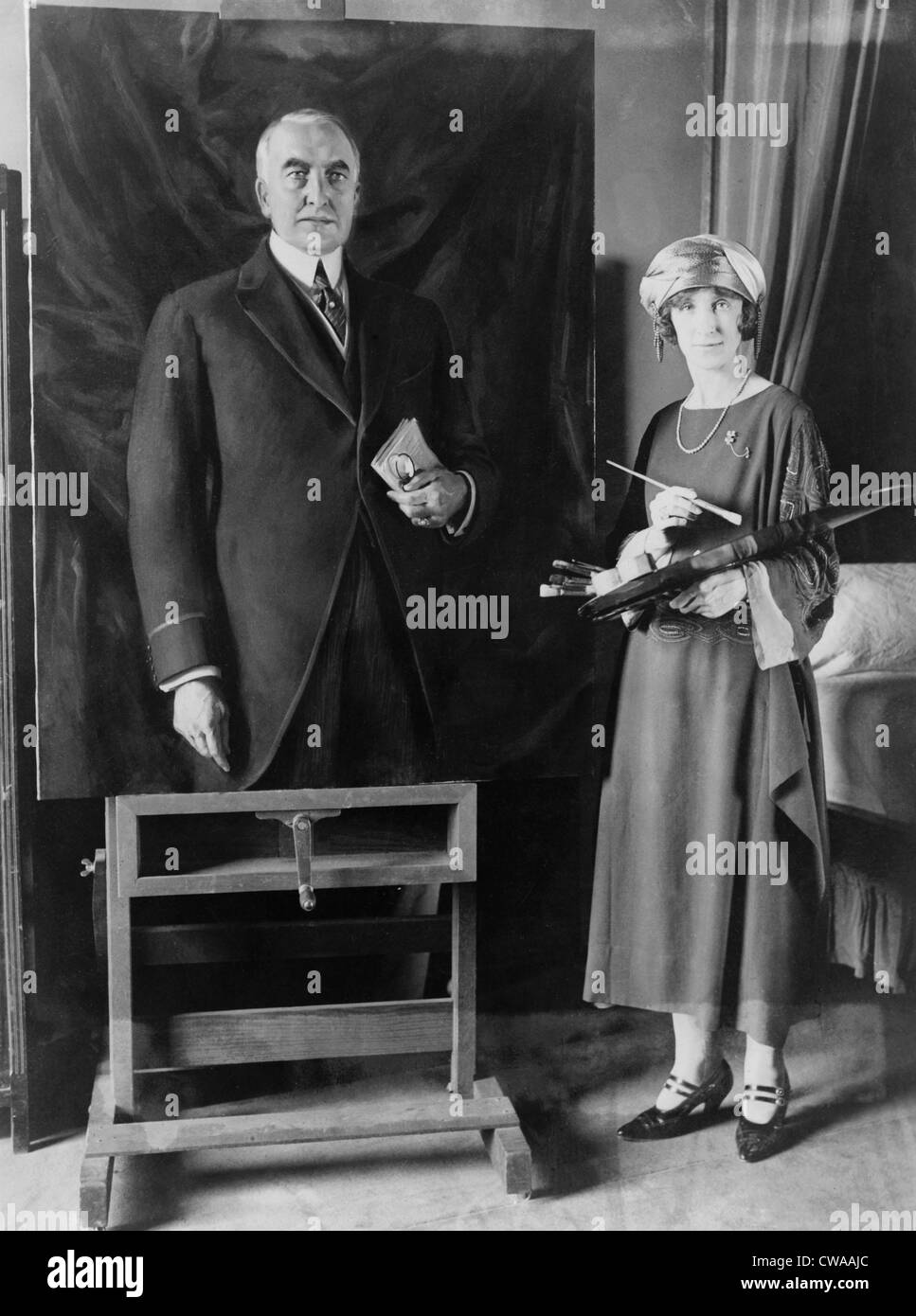 Britischer Künstler, Margaret Lindsay Williams (1887-1960) steht neben ihrem Portrait von Präsident Warren Harding.  Das Bild jetzt Stockfoto