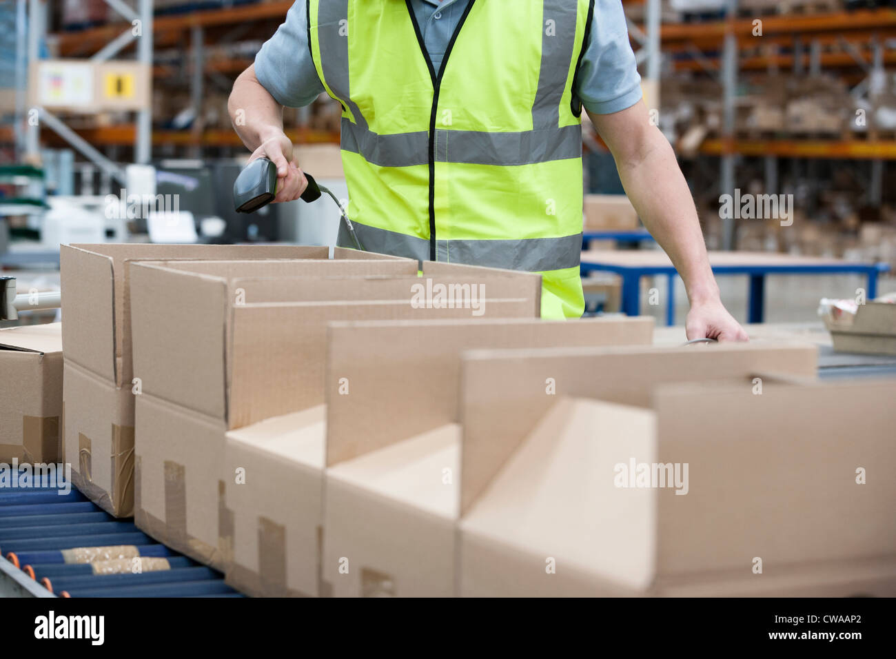 Mann mit Barcode-Lesegerät im Lager Stockfoto