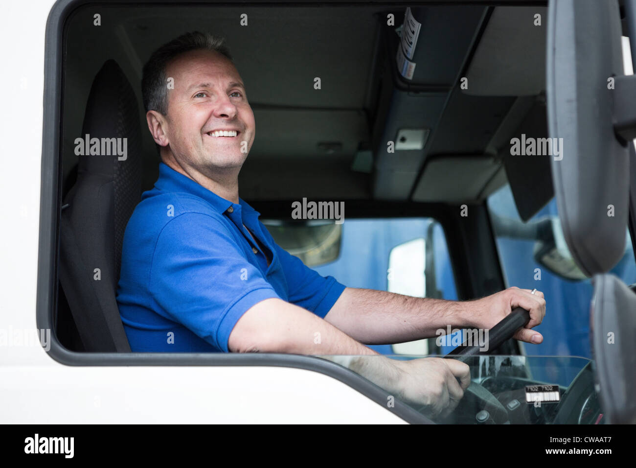 Mann am Lenkrad in LKW Stockfoto