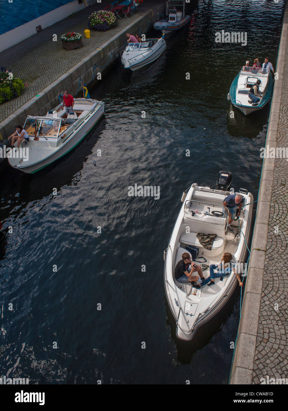 Kleine Sportboote passieren der Schleuse am Slussen, der Mälarsee mit der Ostsee verbindet Stockfoto