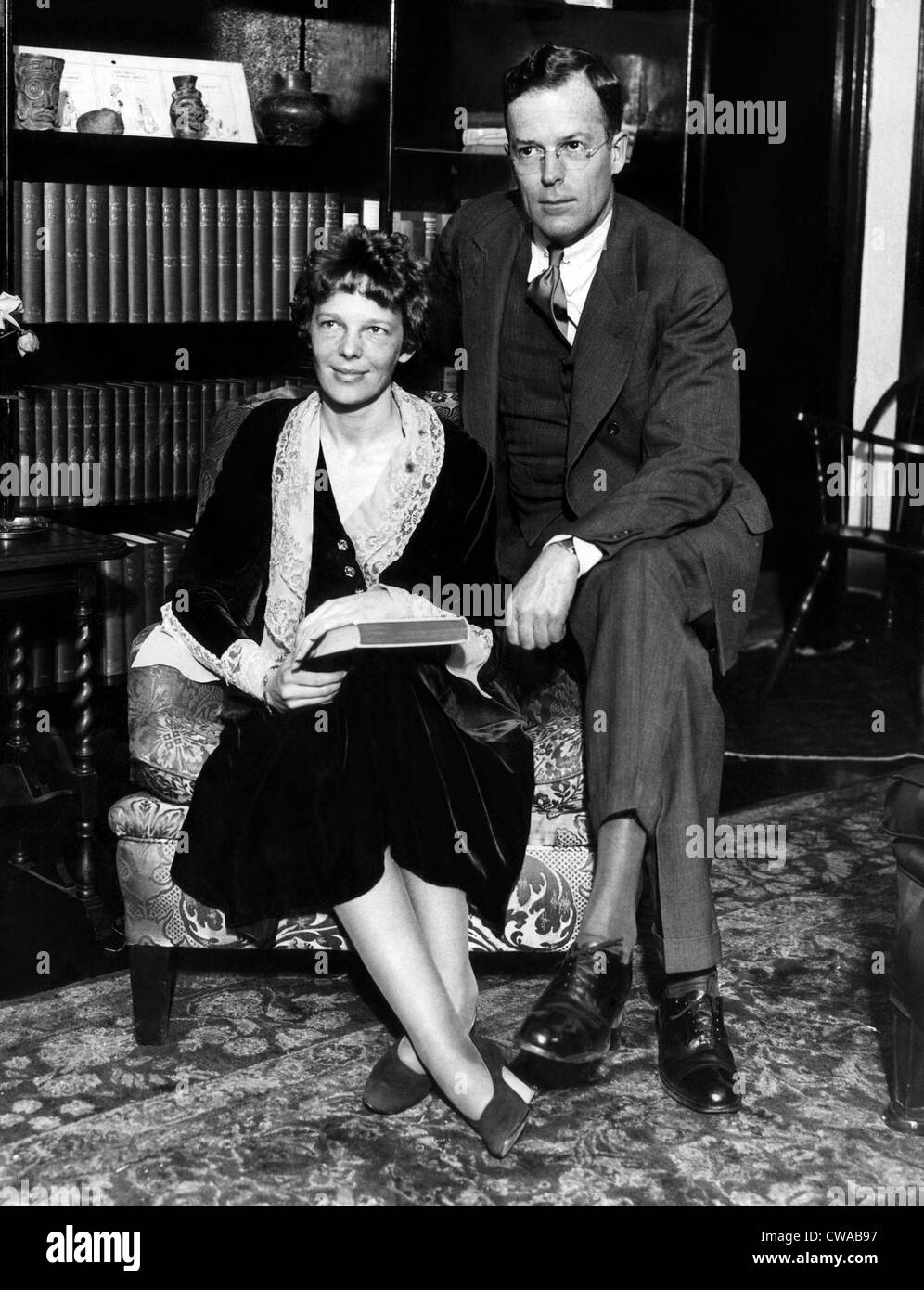 Amelia Earhart und ihr Mann George Palmer Putnam in seinem New Yorker Büro kurz nach ihrer Hochzeitsreise. 11. Februar 1931. Stockfoto