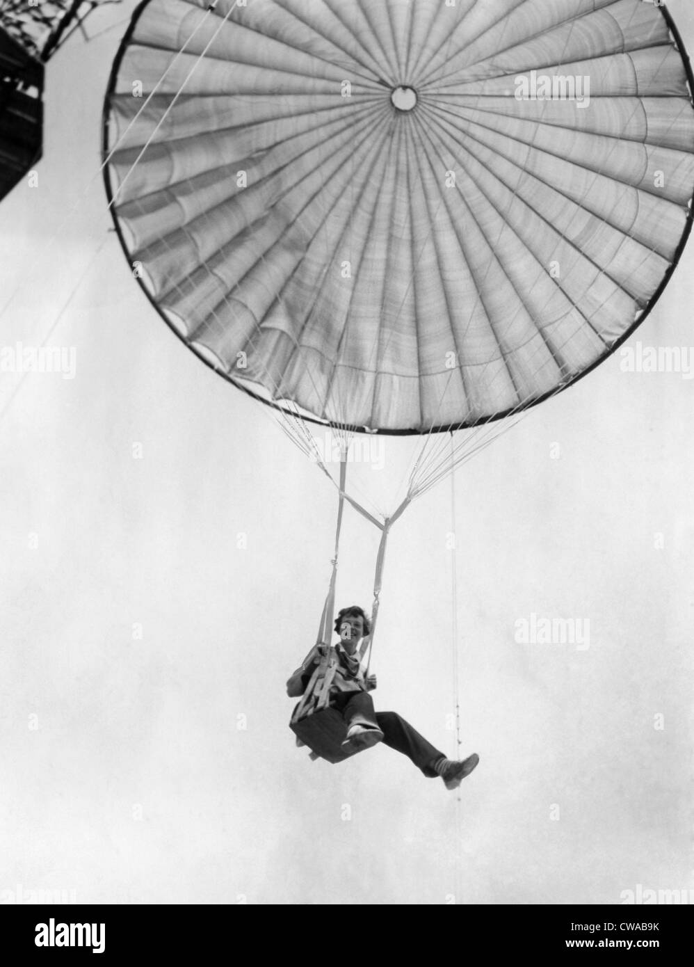Amelia Earhart hilft einen kommerziellen Fallschirm zu testen. 2. Juni 1935. Höflichkeit: CSU Archive/Everett Collection. Stockfoto