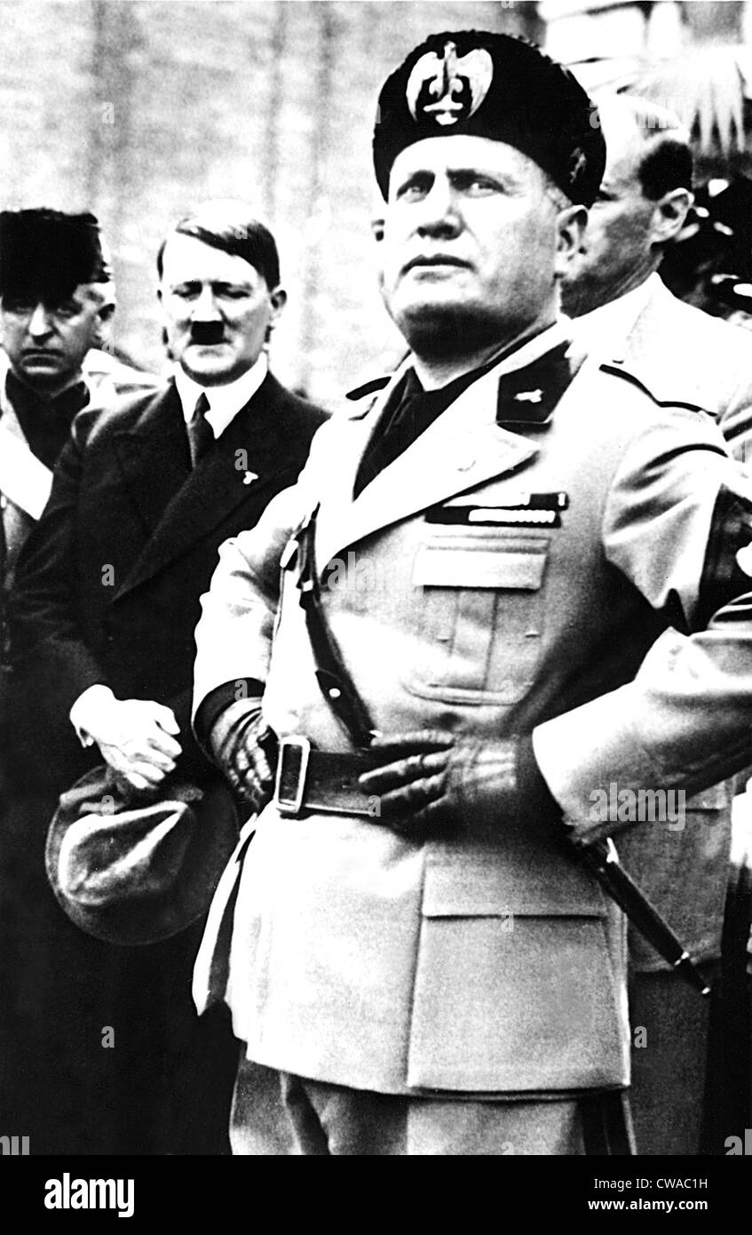 BENITO MUSSOLINI, ADOLF Hitler Stand an seiner Seite, c. 1940. Höflichkeit: CSU Archive / Everett Collection Stockfoto