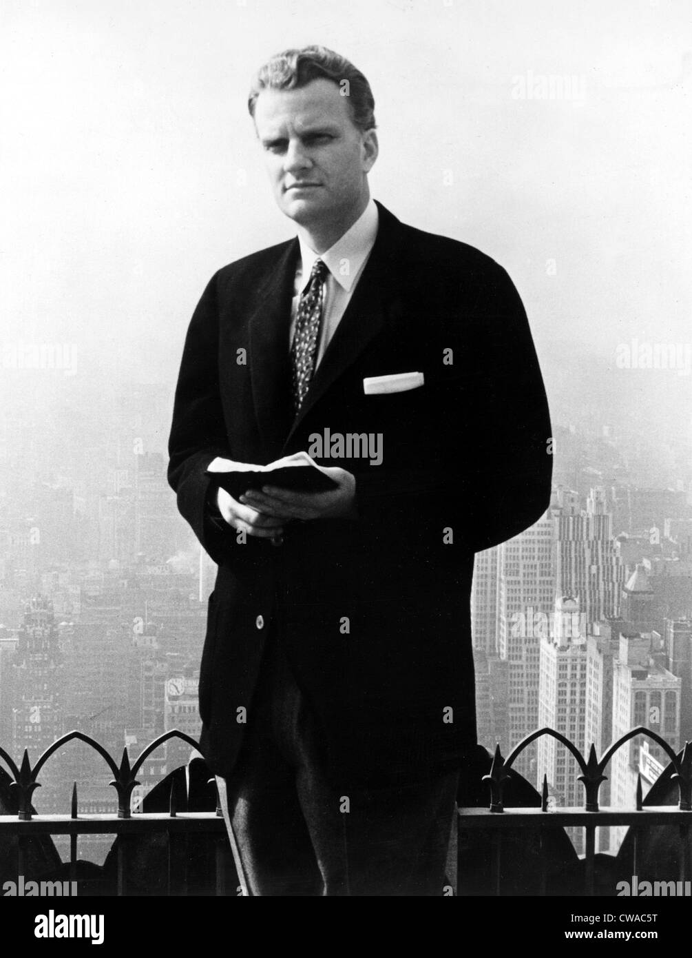 Billy Graham. Evangelist mit Bibel in Werbung für NYC Kreuzzug in Madison Sq.Garden,6/1/57... Höflichkeit: CSU Archive / Stockfoto