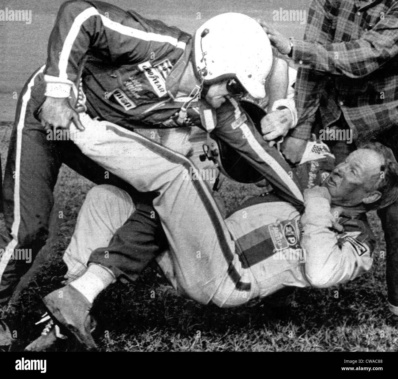 Bobby Allison (L) kämpft mit Cale Yarborough (R) nach einer Kollision zwischen Allison und Yarborough in der letzten Runde des Rennens Stockfoto