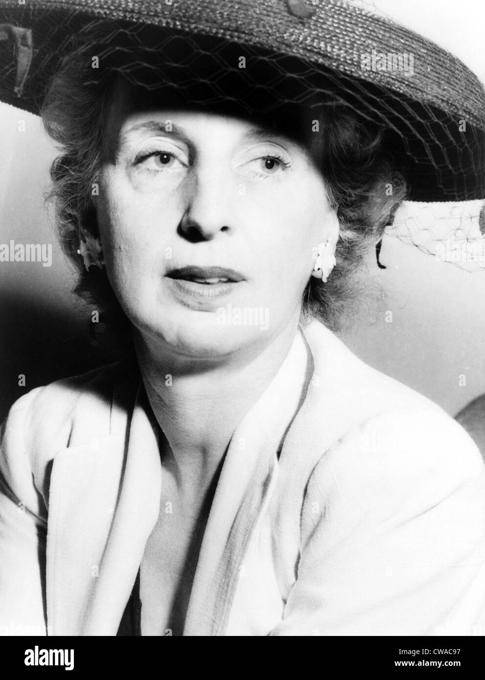Kay Boyle (1902 – 1992), einsteigen in ein Flugzeug im Jahr 1944. Politisch aktiv war ein Ziel der McCarthy-Ära in den 1950er Jahren. Stockfoto