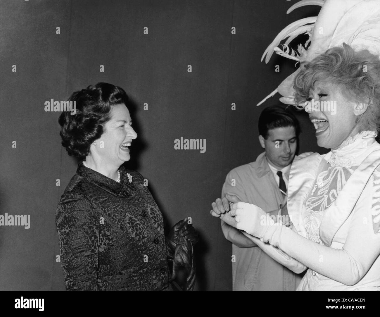 Lady Bird Johnson, Carol Channing backstage bei HELLO, DOLLY, 4. Dezember 1964 zu besuchen. Höflichkeit: CSU Archive / Everett Stockfoto