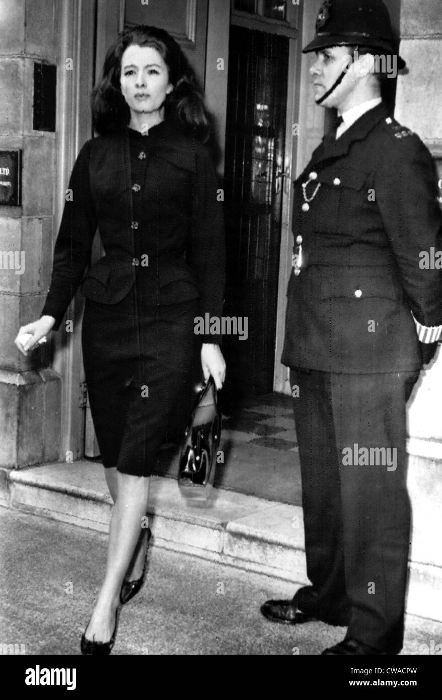 Christine Keeler Leaveing der Wohnung der Freundin Paula Hamilton-Marshall auf dem Weg zum Amtsgericht. 9. September 1963. Stockfoto