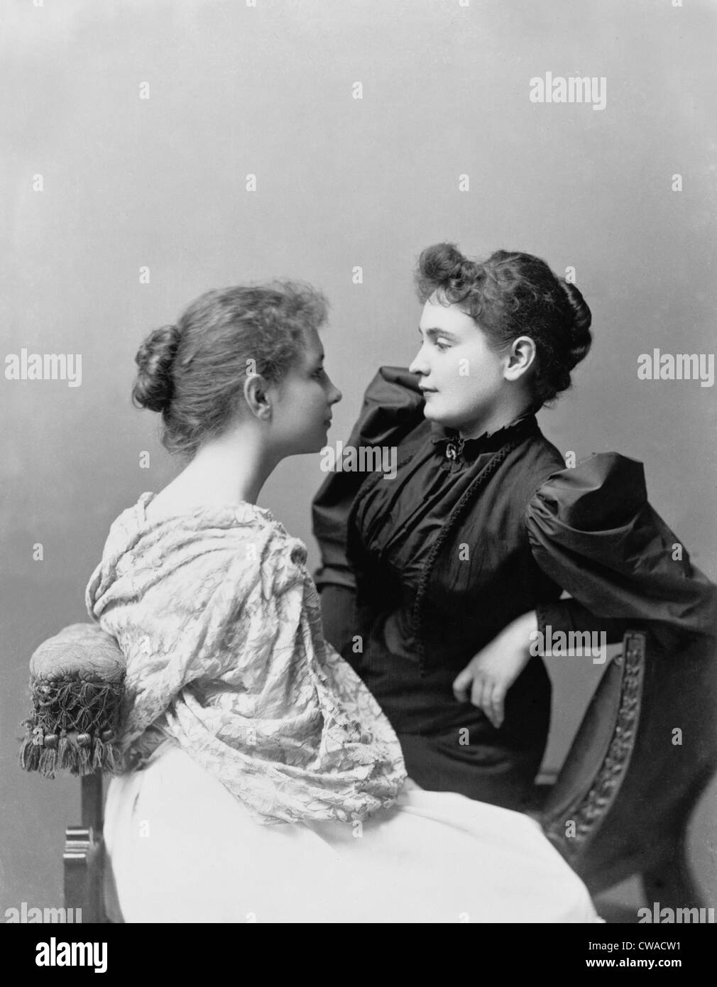 Helen Keller (1880-1968) und ihre hingebungsvolle Lehrerin Anne Sullivan (1866-1936) (rechts).  Sullivan lehrte zuerst der Gehörlosen und Stockfoto