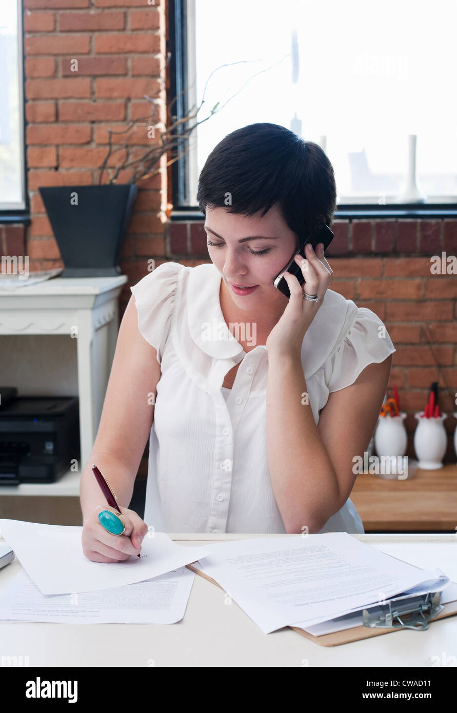 Geschäftsfrau im Büro am Telefon, Porträt Stockfoto