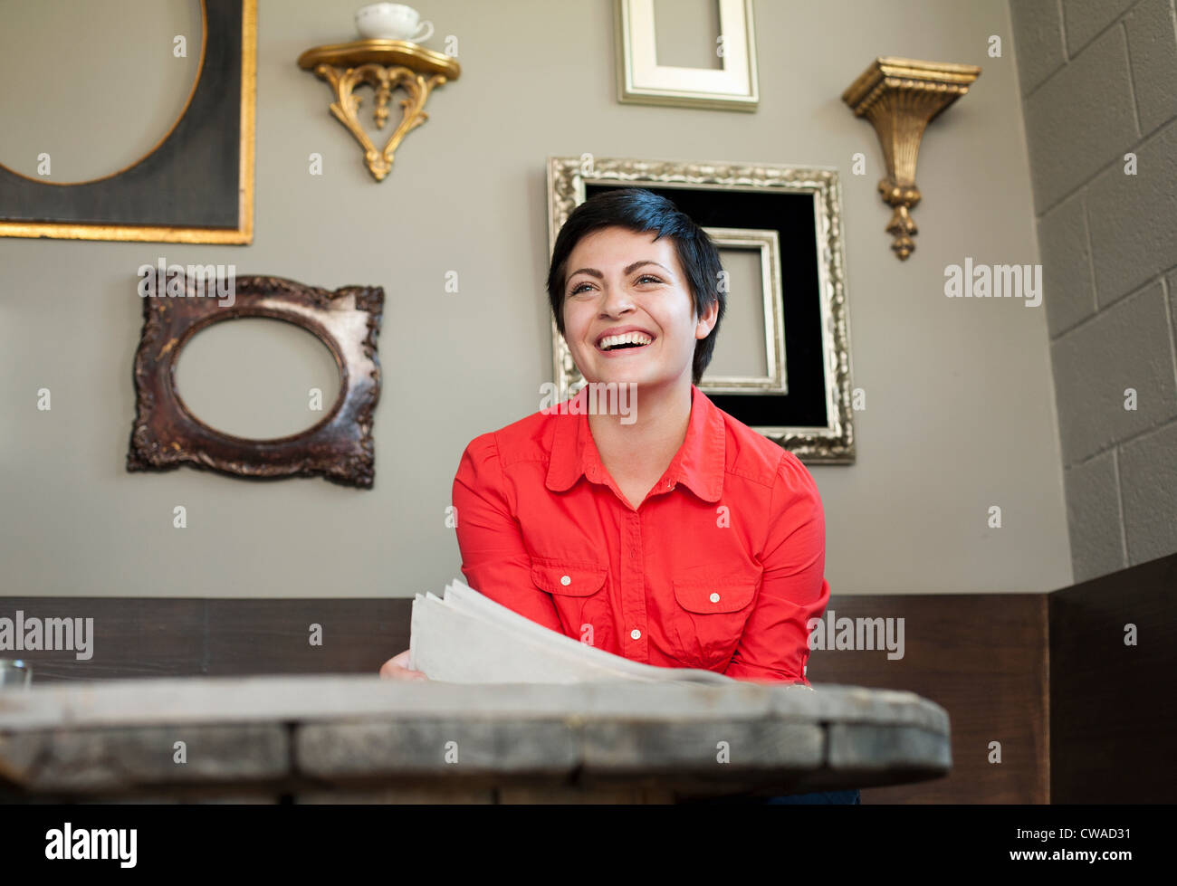 Geschäftsfrau im Café mit Zeitung, Porträt Stockfoto