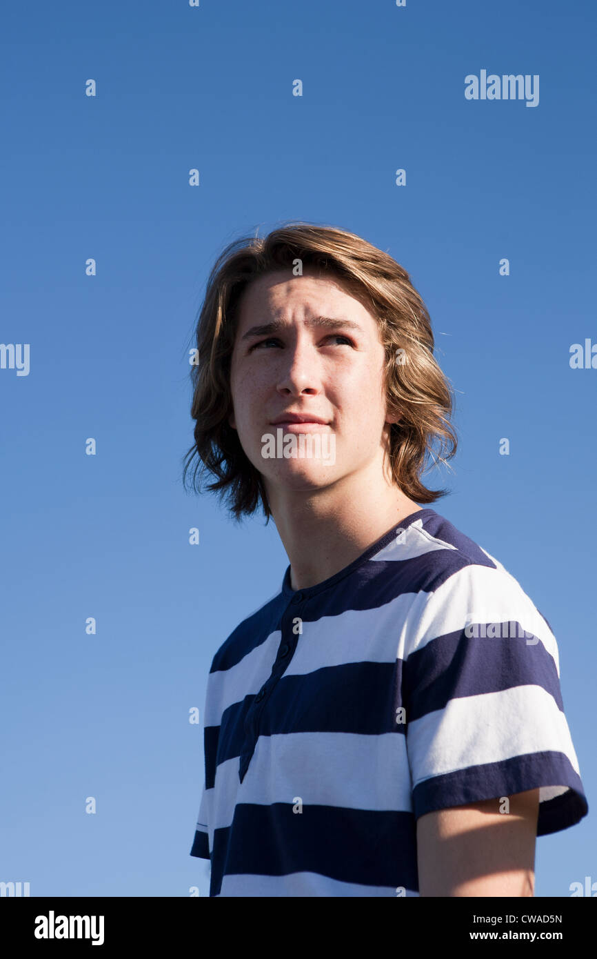 Teenager tragen blau-weiß gestreiften t-Shirt gegen blauen Himmel, Porträt Stockfoto