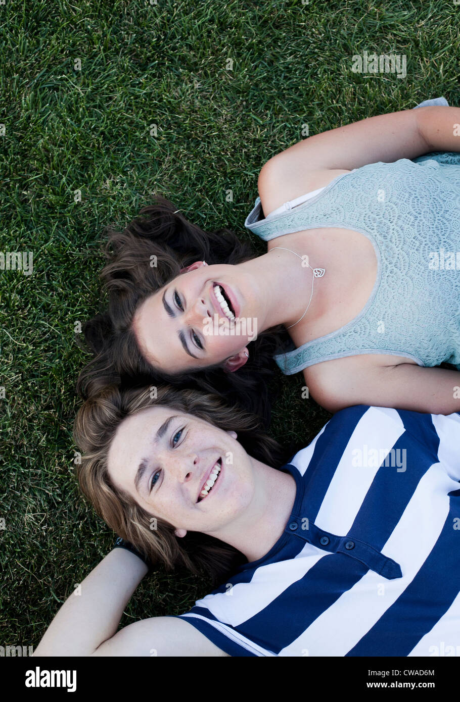 Teenager-Paar auf dem Rasen von oben liegend Stockfoto
