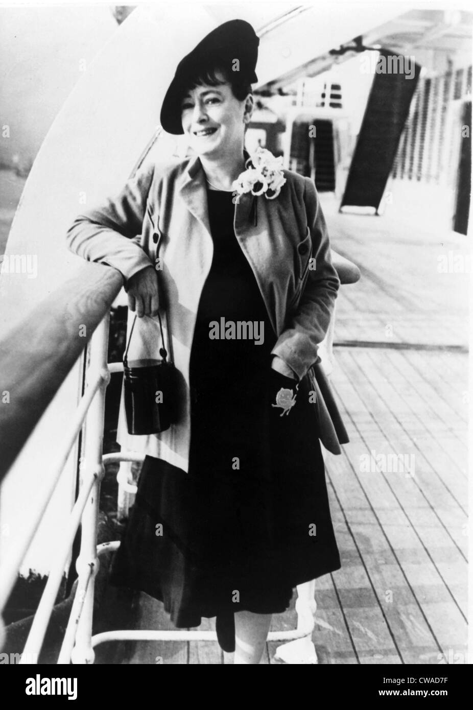 Dorothy Parker (1893 – 1967), US-amerikanische Schriftstellerin, Dichterin und Mitglied des Algonquin Round Table, an Bord von einem Ozeandampfer im Jahr 1939. Stockfoto