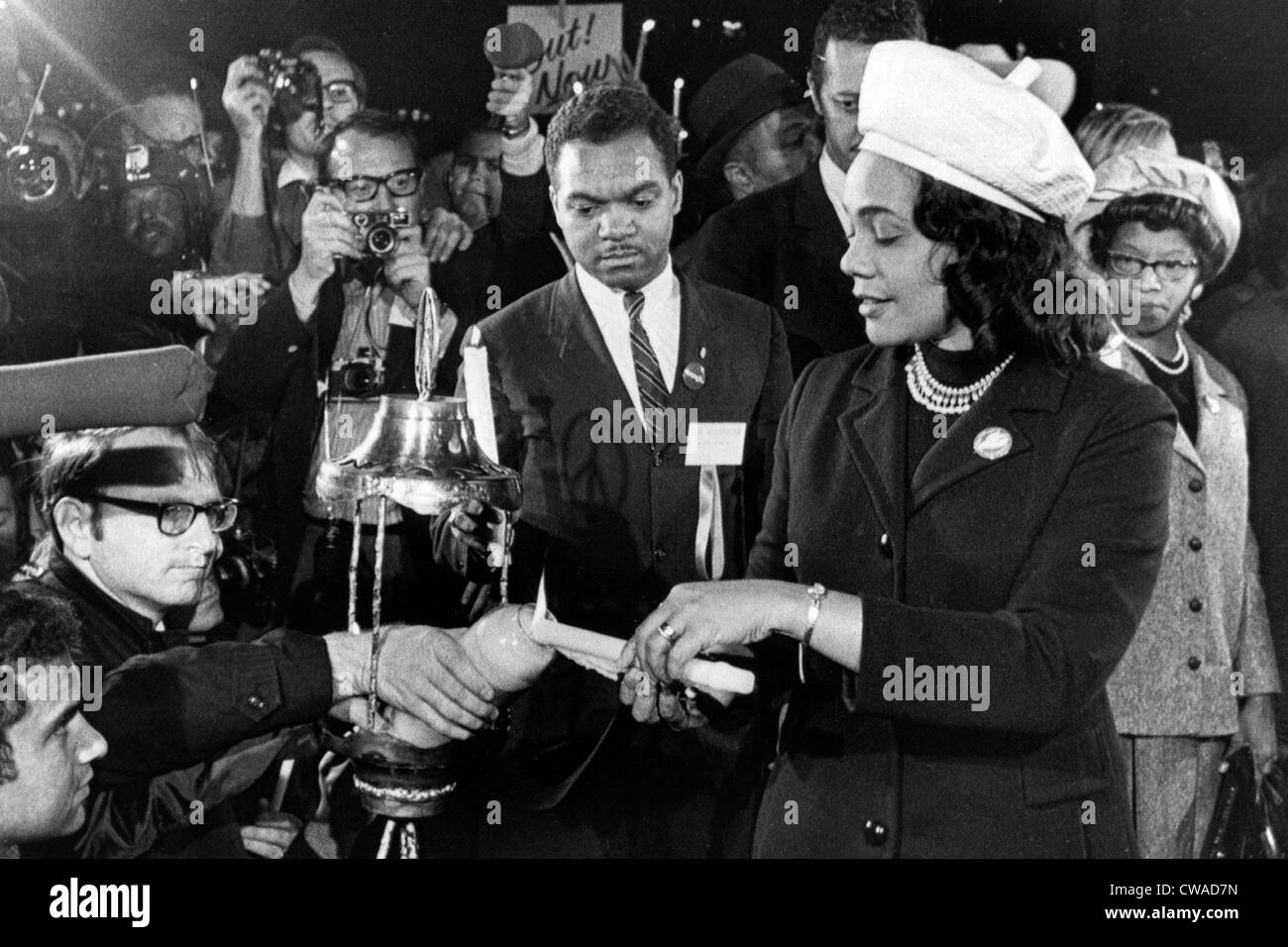 Coretta Scott King Lichter Candle bei anti-Vietnamkriegs-Rallye, Washington, D.C., 15. Oktober 1969... Höflichkeit: CSU Archive / Stockfoto