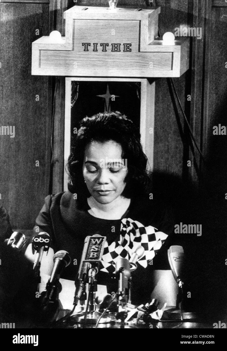 Coretta Scott King liest vorbereitete Anweisung, Ebenezer Baptist Church, Atlanta, GA, 6. April 1968... Höflichkeit: CSU Archive / Stockfoto