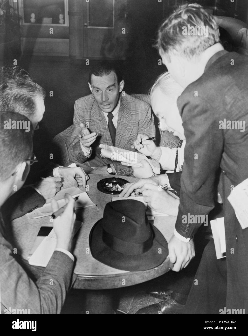 Erich Maria Remarque (1898-1970), deutscher Autor des größten WWI Romans, "All Quiet on the Western Front," umgeben (1929), Stockfoto