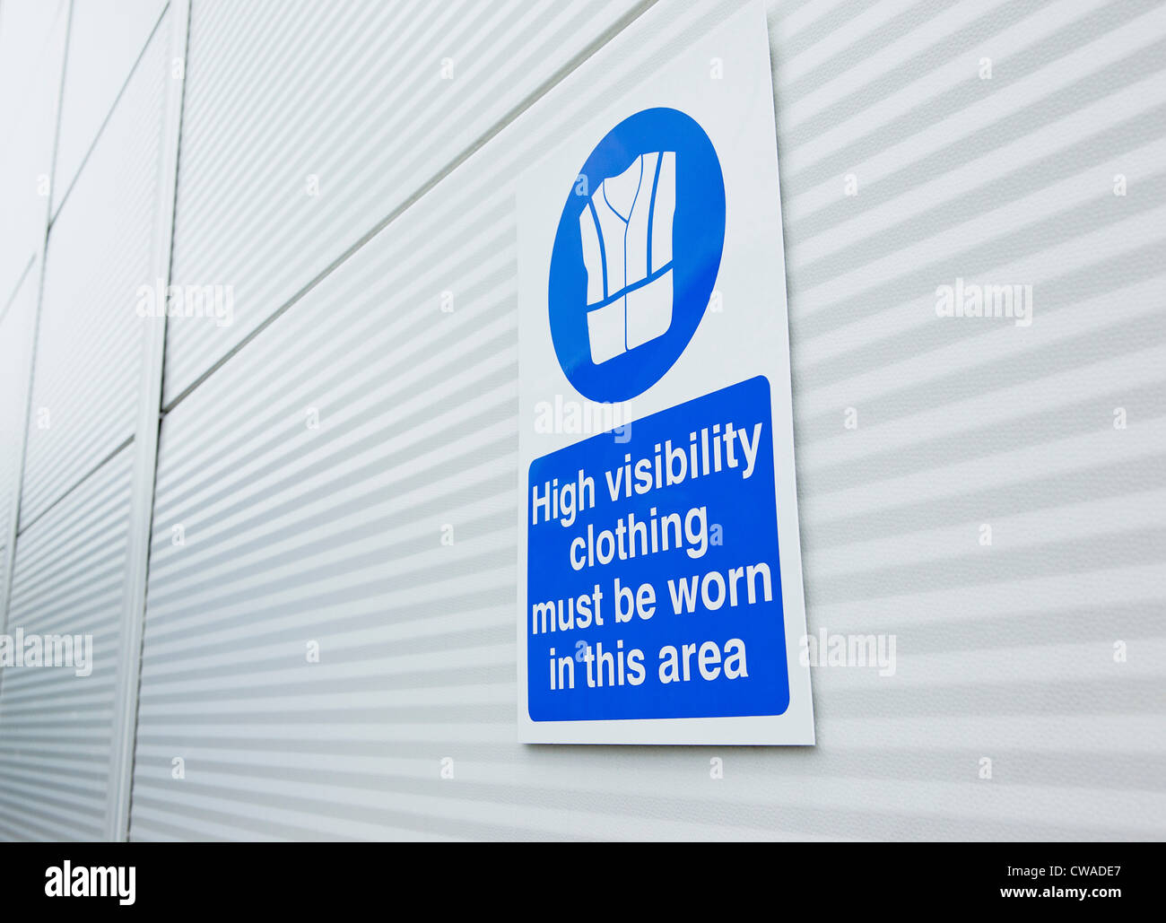 Warnschutz-Kleidung-Schild an Lager Tür Stockfoto