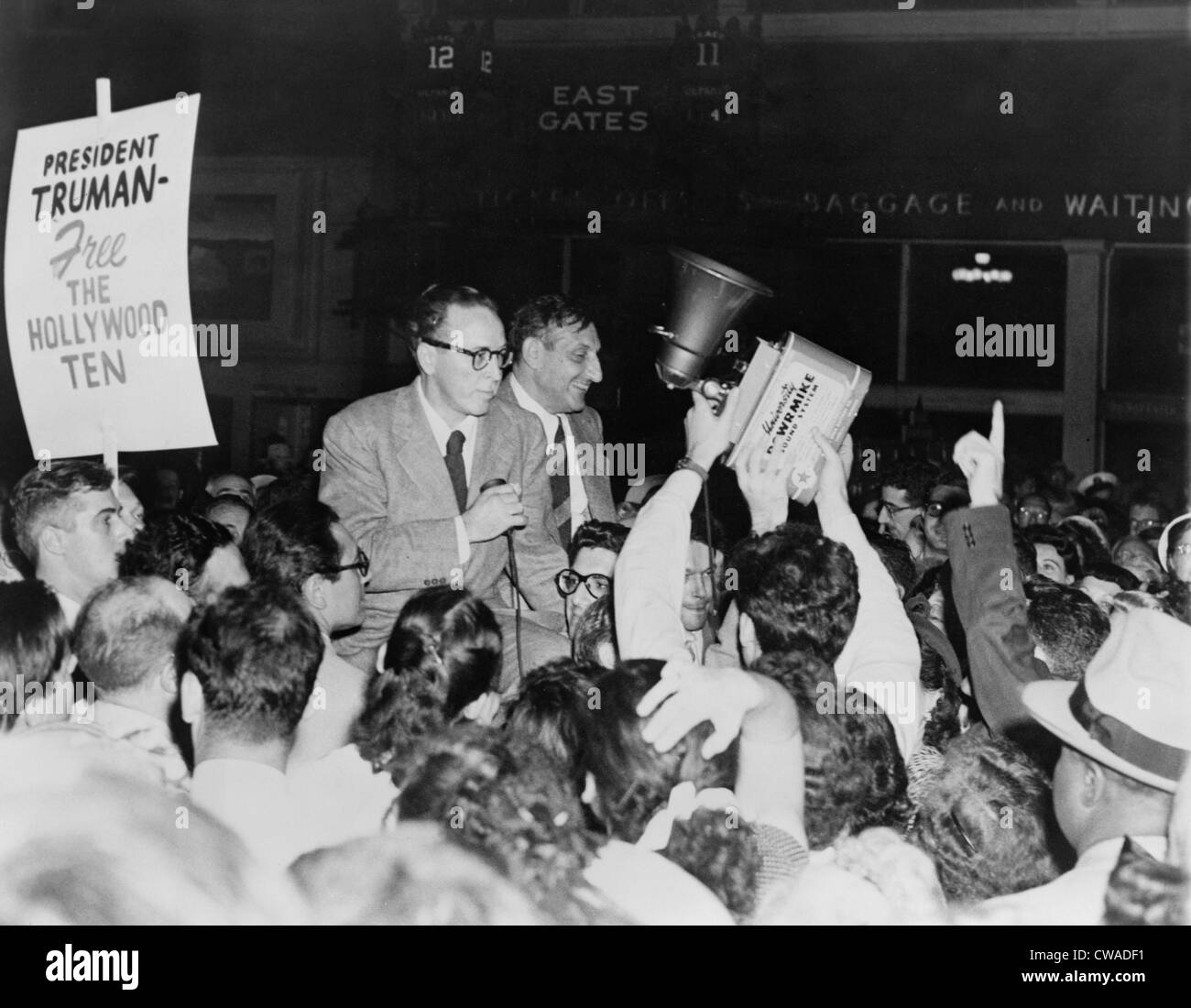 Dalton Trumbo (1905-1976) und John Howard Lawson (1894-1977), kommunistische Mitglieder der "Hollywood Ten", umgeben von Stockfoto