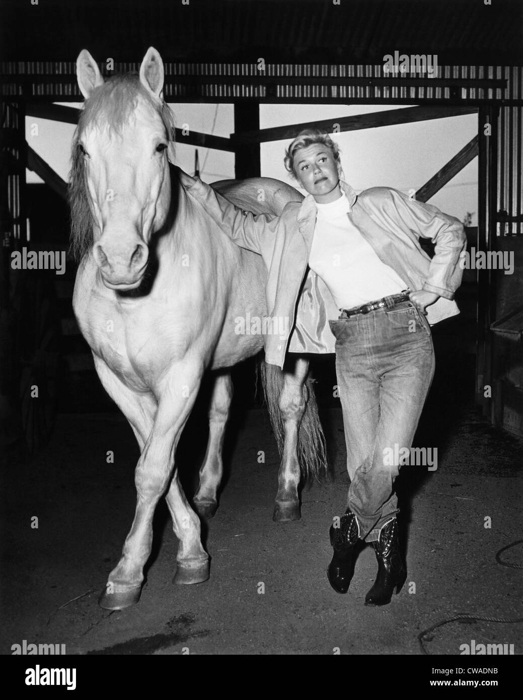 Doris Day mit ihrem Pferd Silber, 1953. Höflichkeit: CSU Archive / Everett Collection Stockfoto