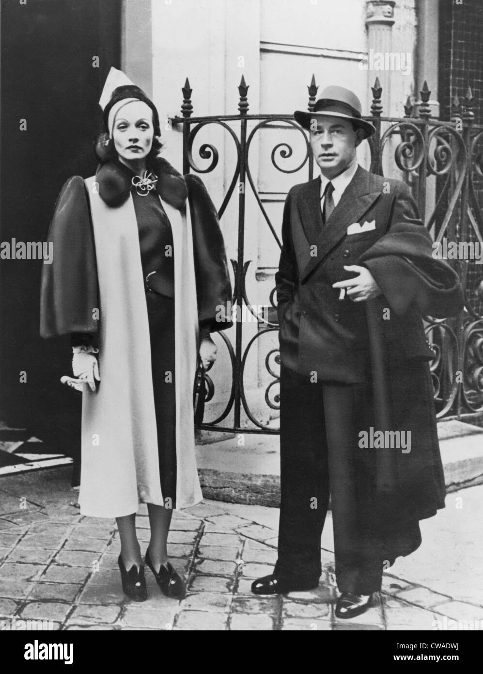 Erich Maria Remarque (1898-1970) mit Marlene Dietrich (1901-1992), in Paris während ihrer langen Liebesbeziehung, 1937. Beide waren Stockfoto