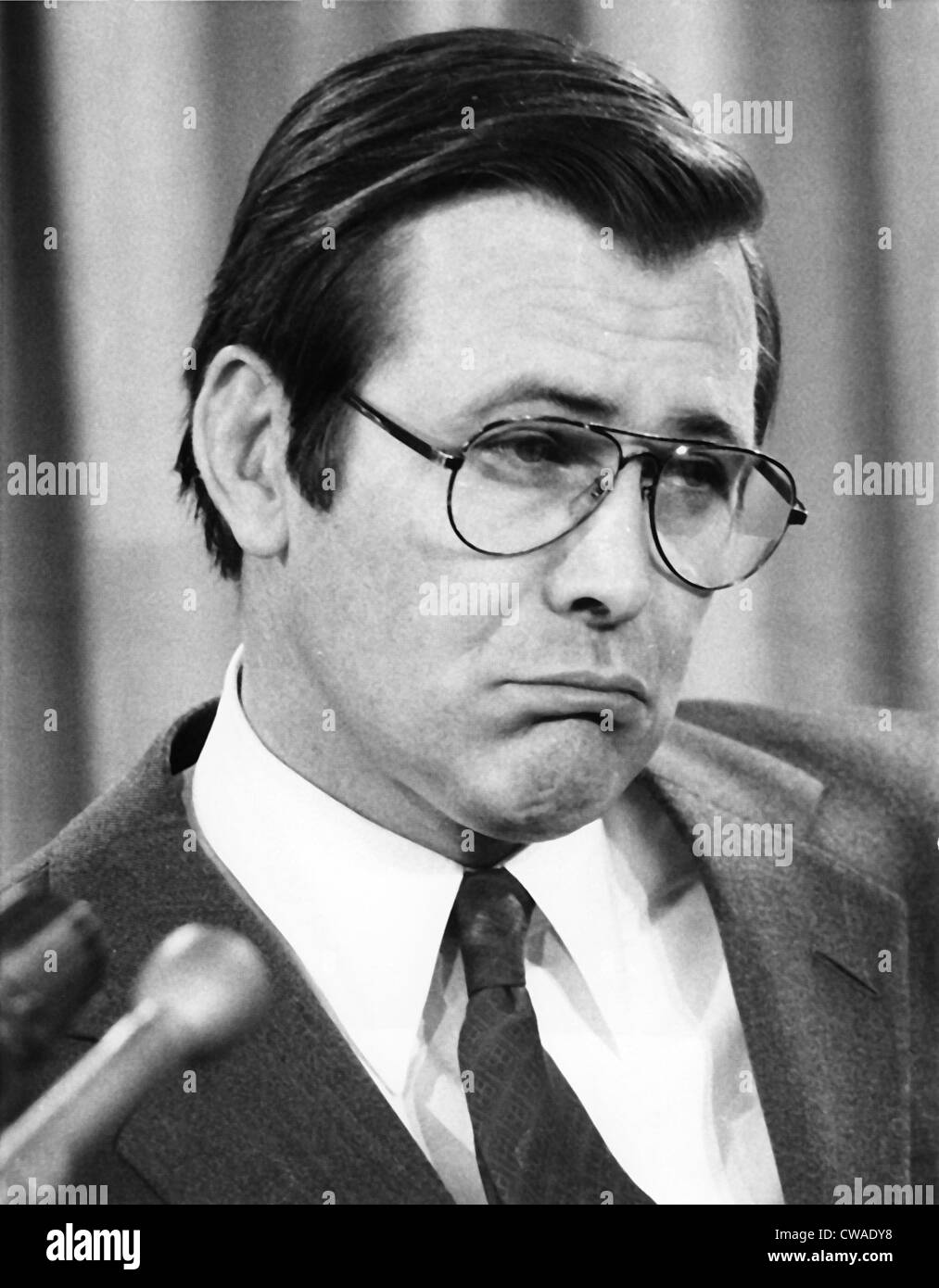 DONALD RUMSFELD, während der Pressekonferenz über die US-Waffenverkäufe nach Ägypten, 1976. Höflichkeit: CSU Archive/Everett Collection Stockfoto