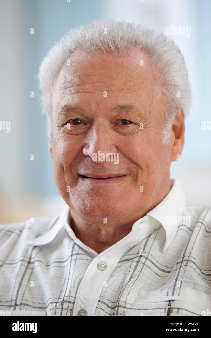 Senior woman Blick in die Kamera, Porträt Stockfoto