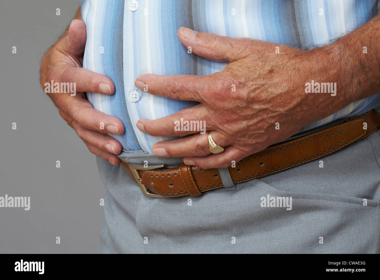 Übergewicht senior Mann berühren Magen Stockfoto