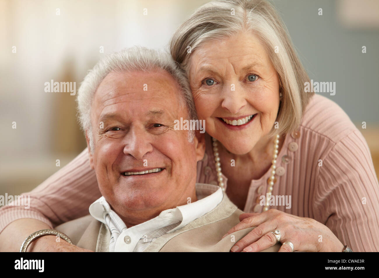 Älteres paar Blick in die Kamera, Porträt Stockfoto
