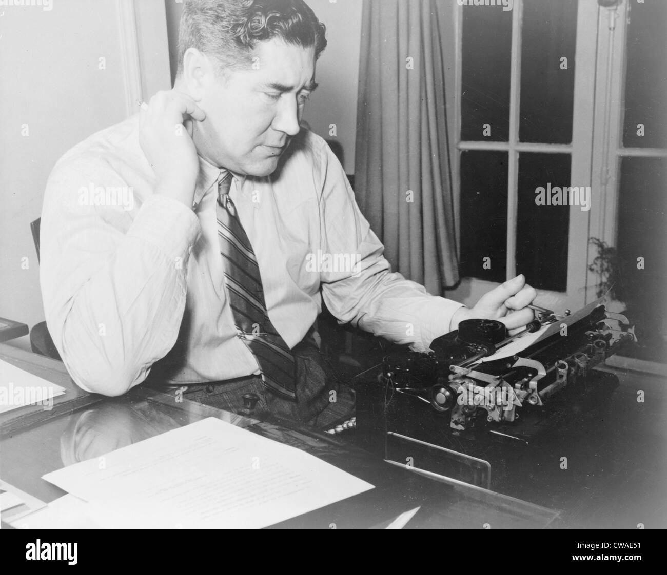 Quentin Reynold (1902-1965), US-amerikanischer Journalist und Reporter des zweiten Weltkriegs für COLLIERS. 1945. Stockfoto