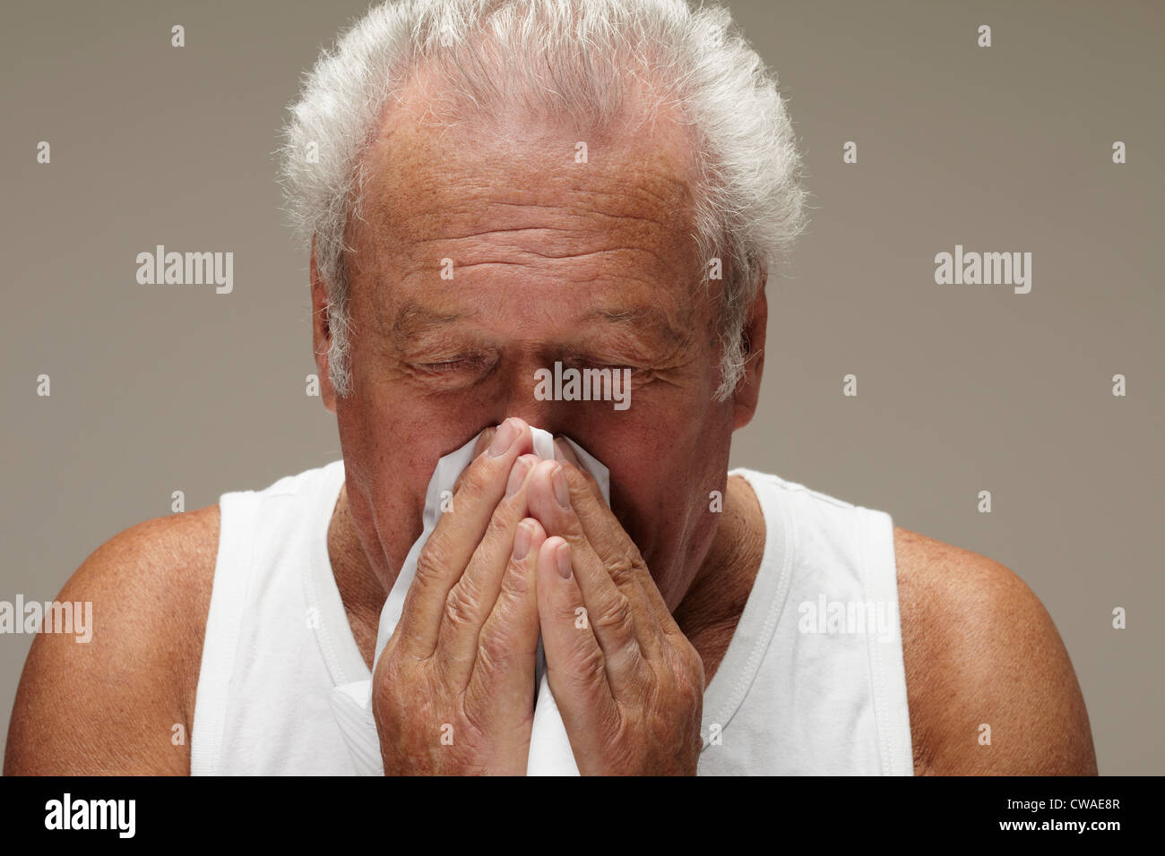 Ältere Mann bläst Nase Stockfoto