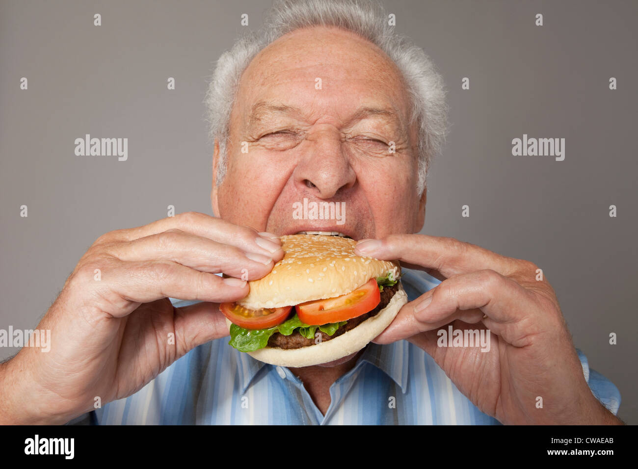 Ältere Menschen essen burger Stockfoto
