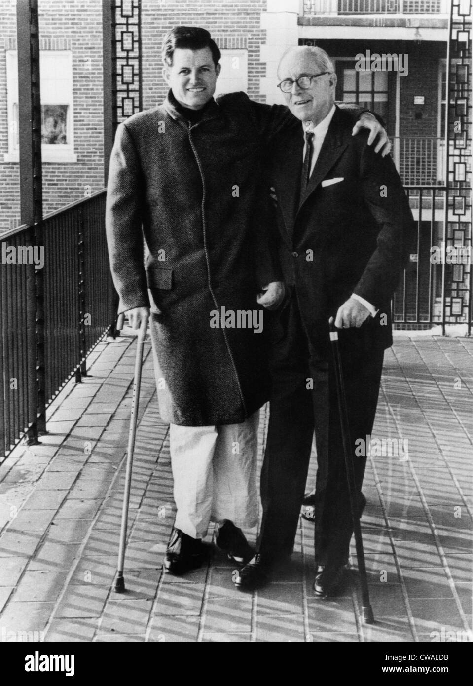 Von links, Senator Edward Kennedy, erholt sich von einem Juni 19 Flugzeugabsturz, mit seinem Vater, Joseph Kennedy, New England Baptist Stockfoto