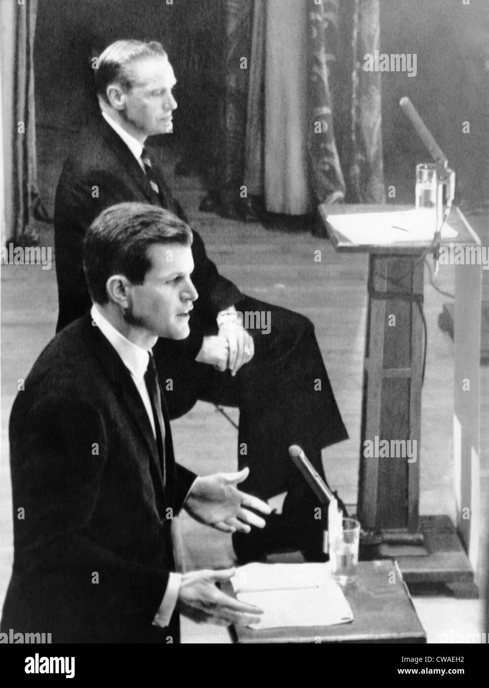 Edward Kennedy (vorne) und Edward J. McCormack, Jr., während ihres Laufs für Massachusetts Senatssitz, 5. September, diskutieren Stockfoto