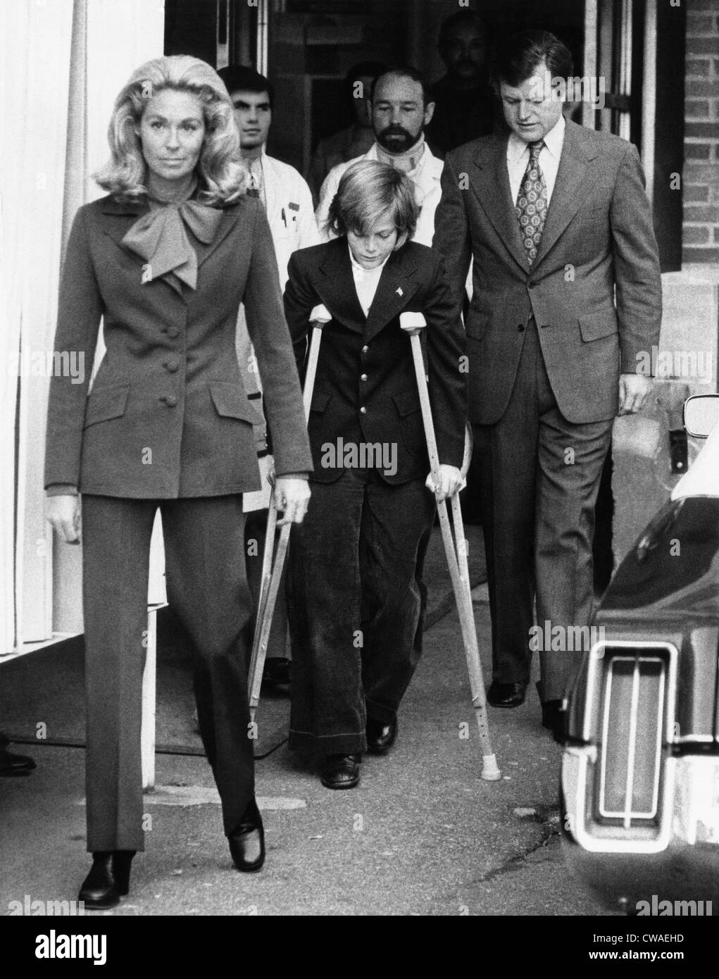 Senator Edward Kennedy, rechts, und seine Frau Joan Kennedy, mit ihrem Sohn, Edward Kennedy, Jr., als er Georgetown geht Stockfoto