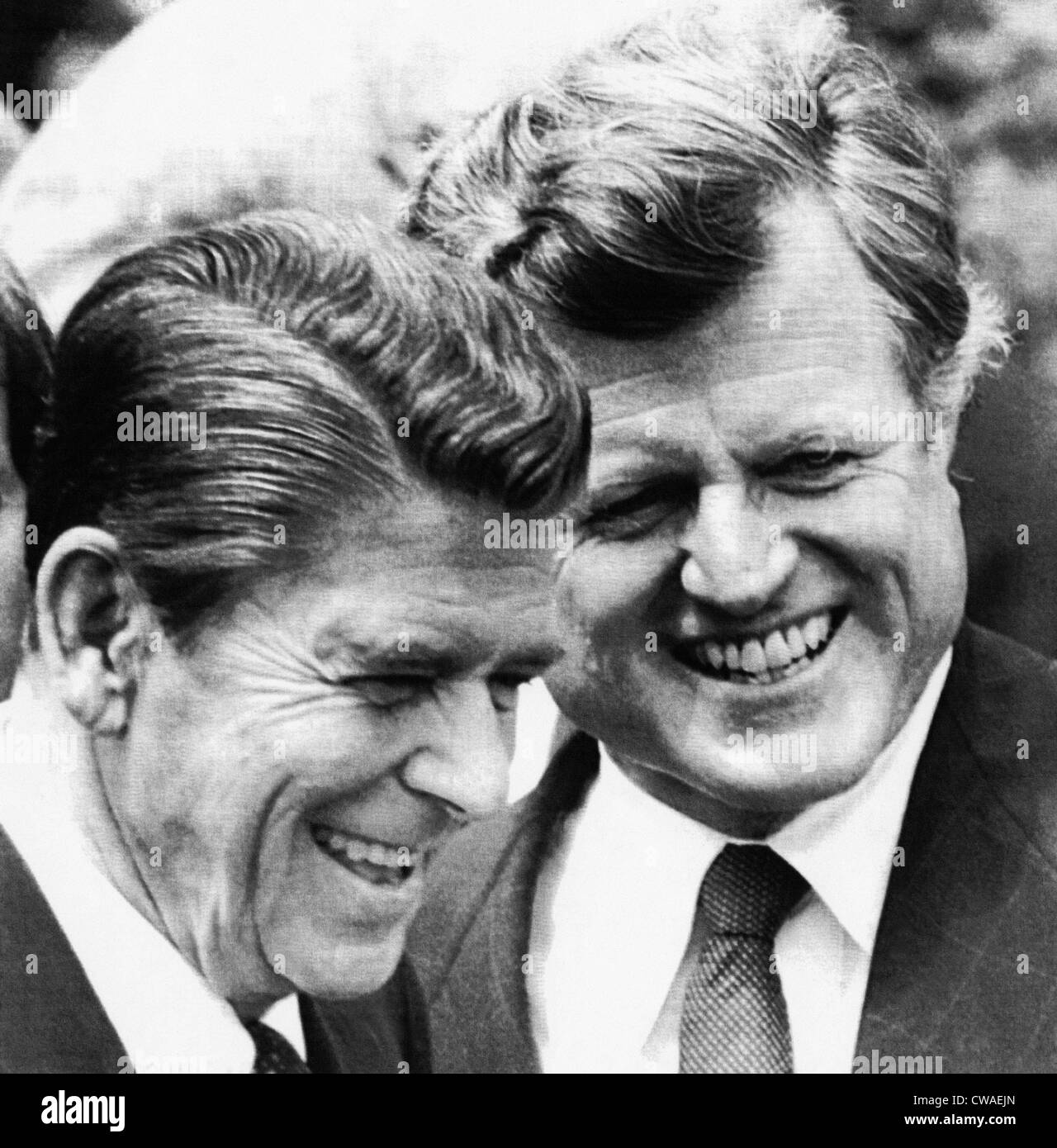Von links: Präsident Ronald Reagan, Senator Edward Kennedy, bei Medaille Präsentation Ethel Kennedy zu Ehren ihres verstorbenen Mannes Stockfoto