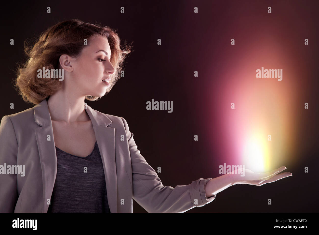 Junge Frau mit Licht in der hand Stockfoto