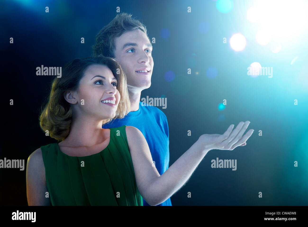 Junges Paar betrachten Licht Stockfoto
